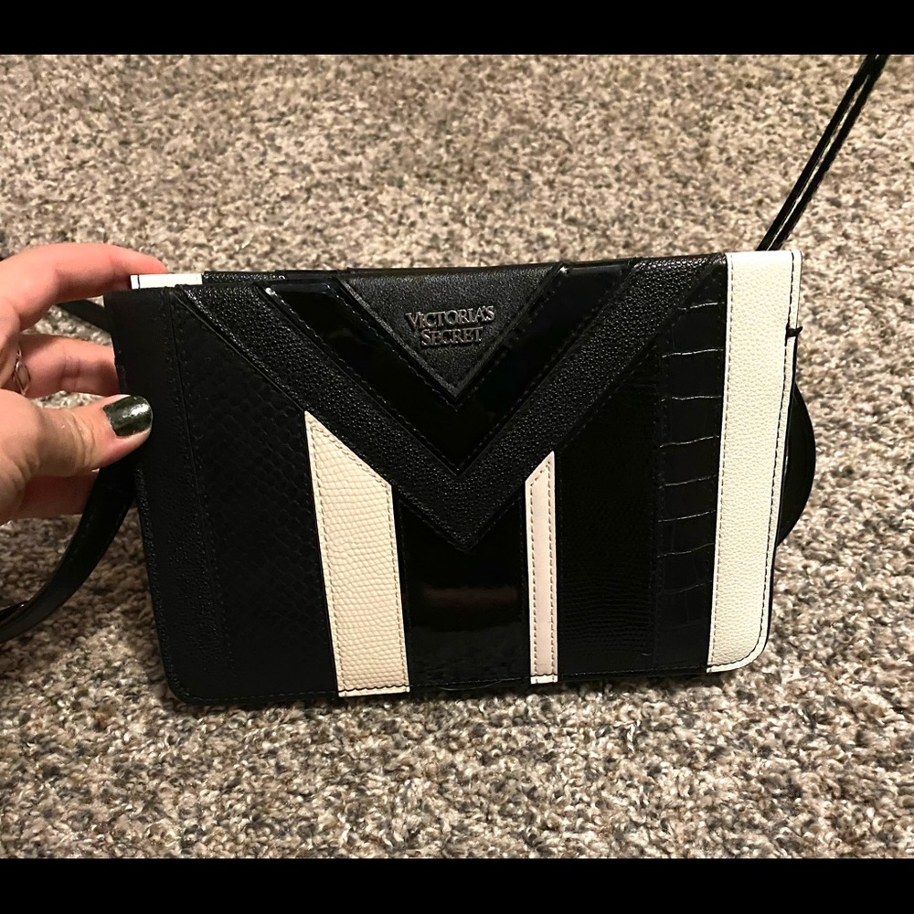 New Victoria’s Secret Black & White Clutch Purse